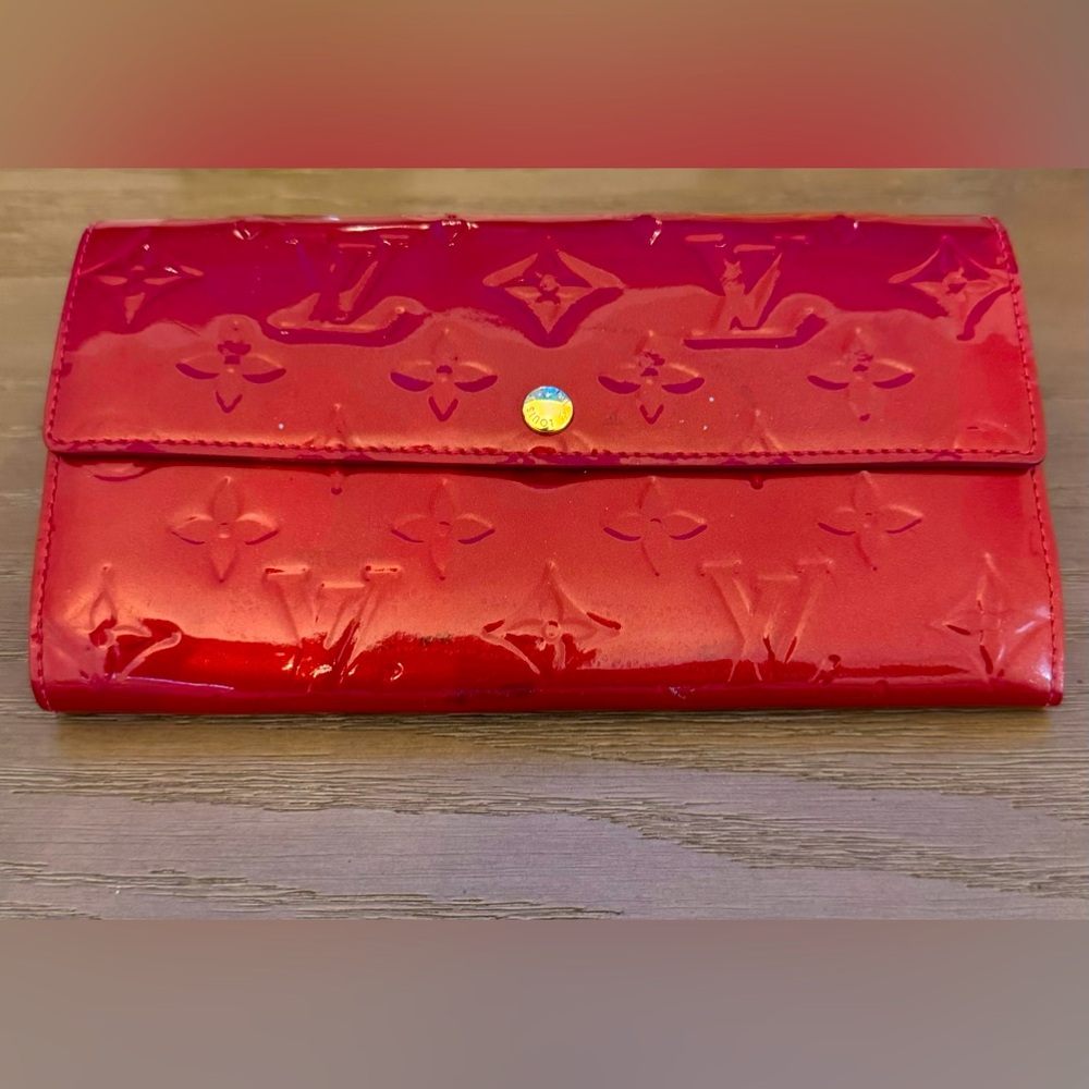 ❤️LV❤️ excellent condition. Vernis red patent monogram wallet. BEAUTIFUL.